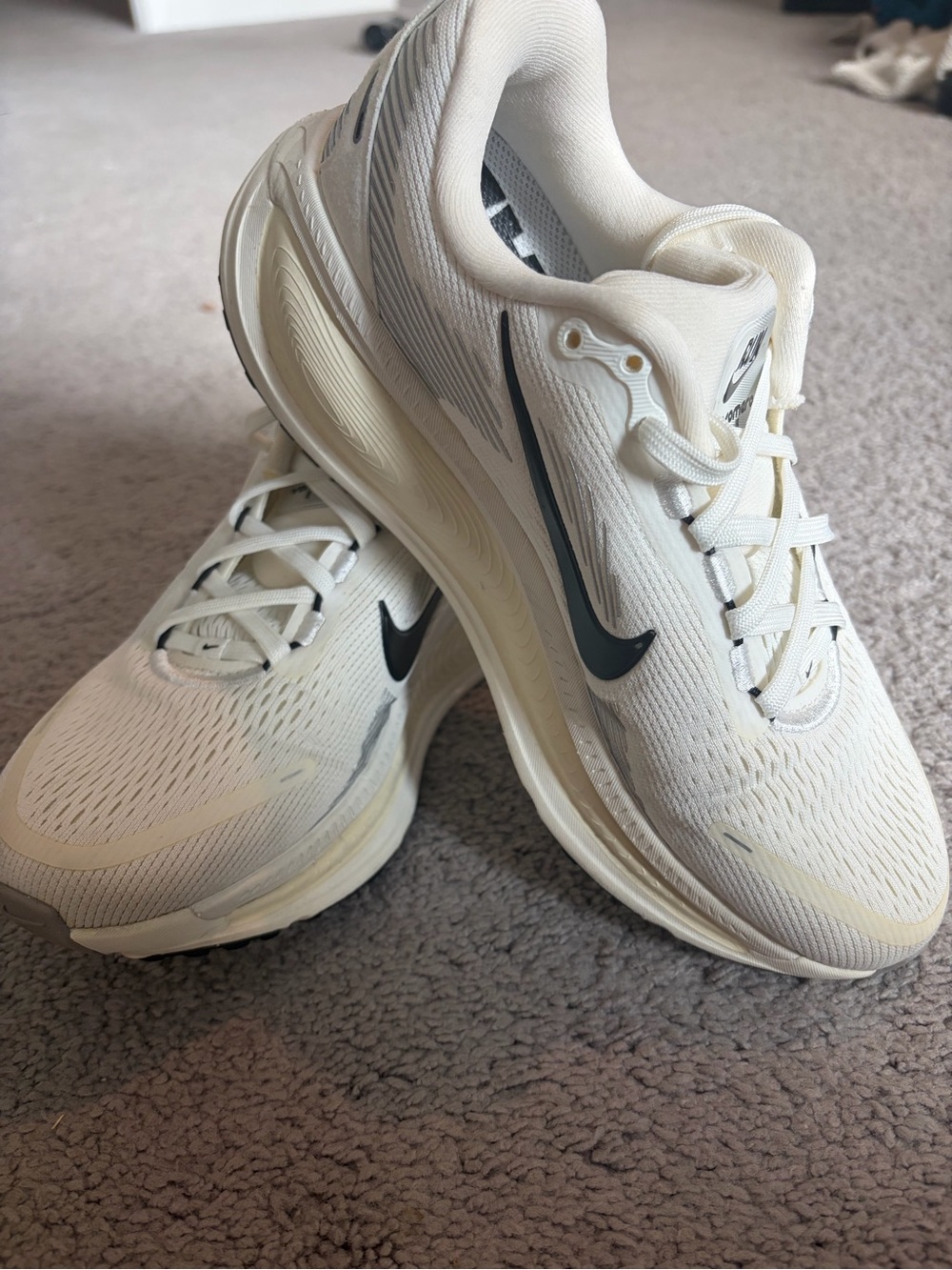 Nike Women’s Vomero 18 in Coconut - Picture 4 of 4